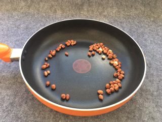 12、柠檬舂鸡脚,花生炒熟炒香，也可以放烤箱烤香。