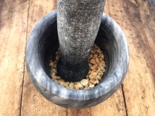 13、柠檬舂鸡脚,炒过的花生放入舂臼里舂碎。