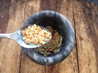 16、柠檬舂鸡脚,添加刚刚舂碎的花生。