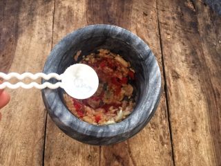 17、柠檬舂鸡脚,添加1勺盐提味。