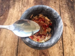 18、柠檬舂鸡脚,添加1勺花椒油。