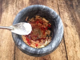 19、柠檬舂鸡脚,添加半勺鸡精粉。