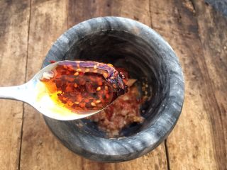 20、柠檬舂鸡脚,添加1勺辣椒油。