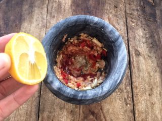 21、柠檬舂鸡脚,再添加西红柿、洋葱，芫荽，胡椒粉，挤入柠檬汁，添加柠檬一定要足，味道才体现出来，1斤鸡脚我放了5个柠檬。