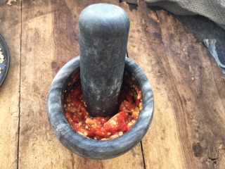 22、柠檬舂鸡脚,所有调料一起舂均匀。