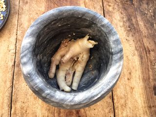 24、柠檬舂鸡脚,鸡脚不用太碎，舂过的鸡脚特别入味。