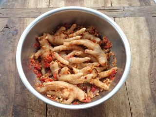 25、柠檬舂鸡脚,鸡脚与调料拌均匀即可。