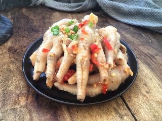 26、柠檬舂鸡脚,很不错的一道开胃小吃，吃过柠檬美食的都知道，柠檬与食物结合，那种味道无法言语。