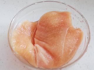 3、鸡胸沙茶卷饼,鸡胸肉处理干净后用刀在中间剖成两薄片加料酒和盐腌一会