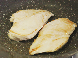 4、鸡胸沙茶卷饼,煎至两面金黄至熟透