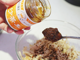 7、鸡胸沙茶卷饼,鸡胸肉稍放凉后撕成丝，加入白芝麻、黑椒粉、辣椒粉、柠檬汁及皇牌沙茶王拌匀