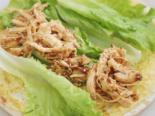 11、鸡胸沙茶卷饼,摆上生菜和拌好的鸡胸肉丝并卷成饼