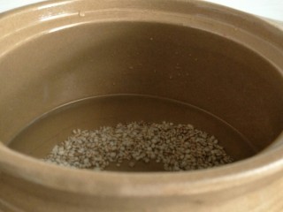 11、＃一碗汤＃薏仁桃胶白果汤,白果敲裂壳，剥去外壳和薄膜