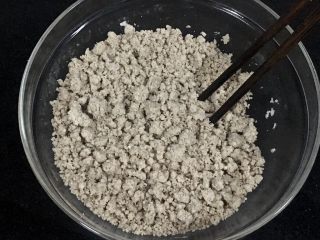 5、芡实糕,用筷子搅拌成粗粒状。