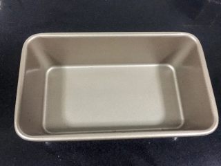 6、芡实糕,准备模具，我用的是学厨450克的不沾模具，虽然不沾，最好也是铺上油纸，我没铺有点后悔。