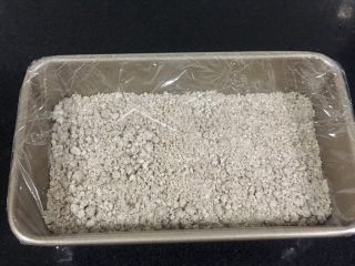 8、芡实糕,保鲜膜裹好，防止蒸的时候水进去。