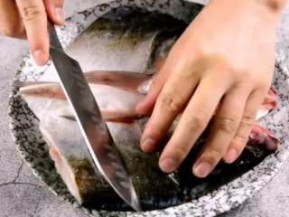 1、绝对零失败，也绝对美味下饭——豆豉蒸鱼,鱼头表面划几刀