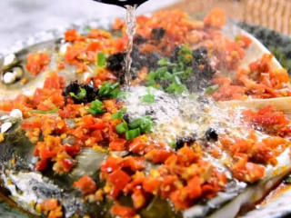 5、绝对零失败，也绝对美味下饭——豆豉蒸鱼,蒸完撒上葱花、淋勺热油即可