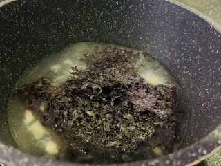 9、紫菜虾皮汤,加紫菜；