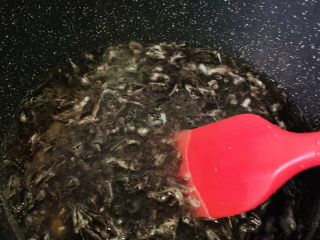 10、紫菜虾皮汤,搅拌一下；