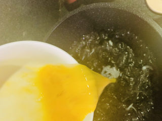 13、紫菜虾皮汤,加入蛋液；