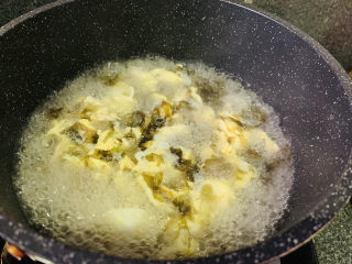 14、紫菜虾皮汤,快速搅拌；