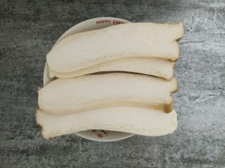 1、比肉好吃百倍的凉拌杏鲍菇,杏鲍菇洗净,用刀对半切开装在盘子里。