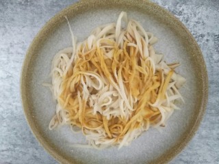 6、比肉好吃百倍的凉拌杏鲍菇,倒入适量生抽,香油,少许盐搅拌均匀,可以根据个人口味适当调整。