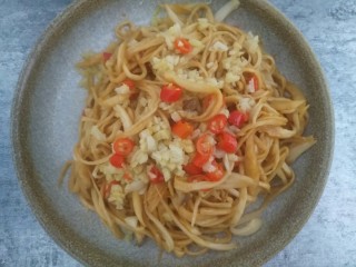 7、比肉好吃百倍的凉拌杏鲍菇,把炒香的姜蒜辣椒油倒在杏鲍菇上面搅拌均匀。