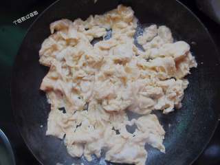 3、韭菜盒,鸡蛋炒好切碎