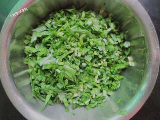 4、韭菜盒,韭菜洗干净，沥干水份，切成末