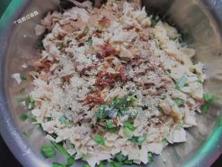 6、韭菜盒,加盐，香油，五香粉，辣椒油，鸡精拌匀