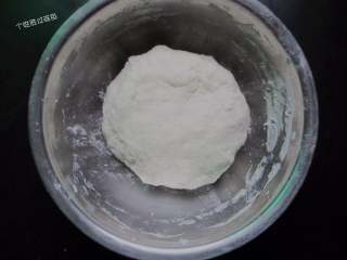 8、韭菜盒,搅拌至没有干粉，面团比较湿软即可。和好的面团醒发半小时