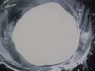 11、韭菜盒,赶成薄薄的的圆皮