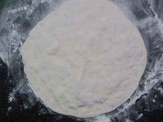 13、韭菜盒,在擀一个面皮盖在上面，周围用手按压好