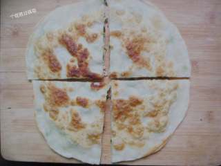 16、韭菜盒,切好放在盘中即可