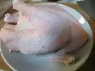 1、电饭锅版盐焗鸡,鸡治净，按照我家的习惯，去掉了鸡爪、鸡头和鸡脖——因为这些部位基本没人吃，还浪费我的调料。