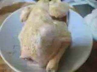 2、电饭锅版盐焗鸡,均匀抹上盐焗鸡粉。不要问我怎么不焯水，只要仔细清洗了，不焯水也没有关系。