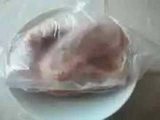 3、电饭锅版盐焗鸡,包上保鲜袋放入冰箱冷藏室24个小时。