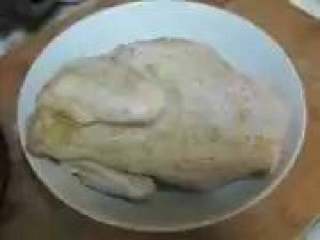 4、电饭锅版盐焗鸡,刚拿出来的腌好的鸡要在室温下醒10分钟。