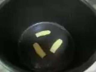 6、电饭锅版盐焗鸡,再放三片姜