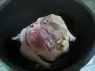 7、电饭锅版盐焗鸡,将鸡皮朝下放入，按下“开始”键，待显示做好了后，再按，直到鸡熟透为止。用电压力锅的话，直接用“煮饭”键就OK了！超省事。