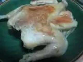 8、电饭锅版盐焗鸡,鸡熟透了，捞起稍晾一会儿，点缀一下就可以上桌了！普通电饭锅要反复按几次键才能弄熟