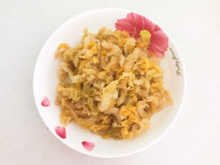 2、老坛酸菜鱼,把酸菜清洗干净后切成丝