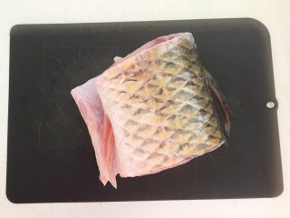 10、老坛酸菜鱼,把清洗干净的鱼段用厨房用纸吸干水份