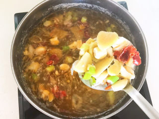 29、老坛酸菜鱼,再把所有辅料捞出去