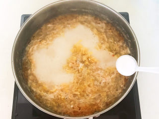 32、老坛酸菜鱼,大火烧开后煮5分钟,加入精盐和鸡精调味