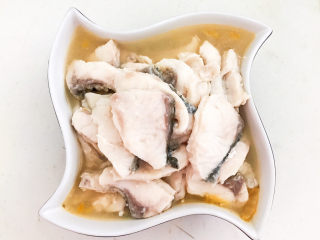 38、老坛酸菜鱼,把煮好的鱼片捞出来放入老坛酸菜汤汁里面