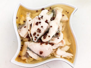 41、老坛酸菜鱼,把花椒油趁热浇到鱼片上面即可,老坛酸菜鱼就做好了~