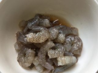 3、虾仁西兰花,放1克盐、1汤匙料酒和少许胡椒粉，用手抓至虾发粘